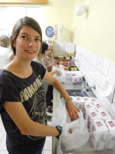 Die Essenspakete werden gepackt